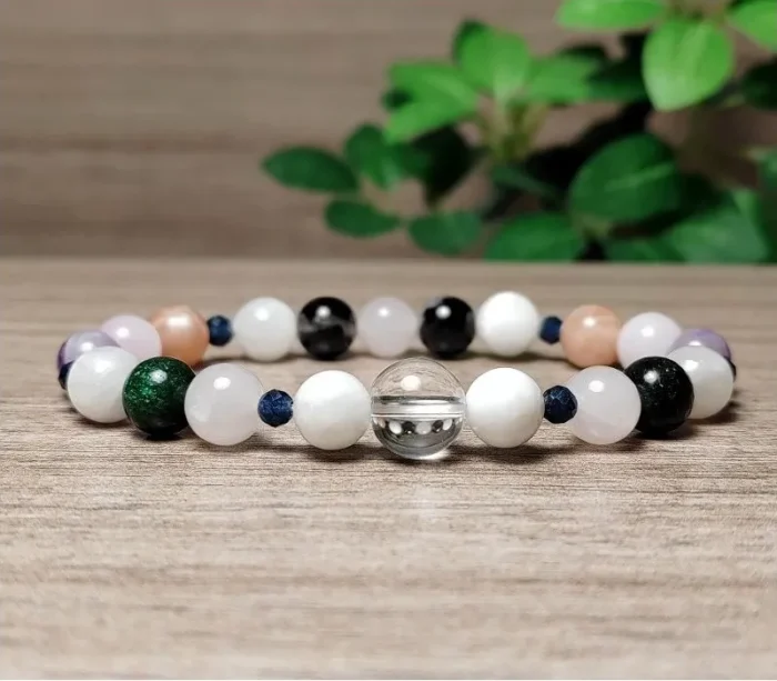 Hegyikristály, holdkő, smaragd, ametiszt, zafír, kunzit, turmalin, szelenit, rózsakvarc karkötő