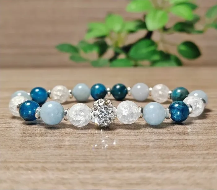 Hegyikristály, akvamarin, szodalit karkötő Shamballa gyönggyel