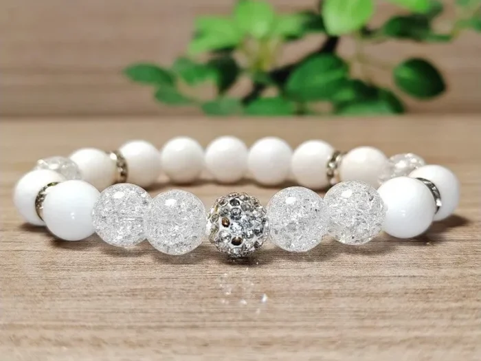 Hegyikristály, tejkvarc karkötő Shamballa gyönggyel