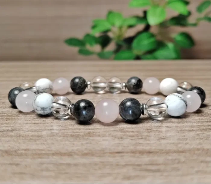 Rózsakvarc, labradorit, hegyikristály, howlit ásvány karkötő