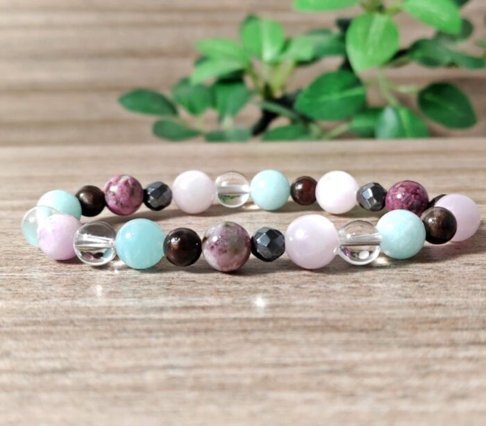 Lelki megújulást segítő, szeretettel lágyító, stabil érzelmi alapot adó karkötő